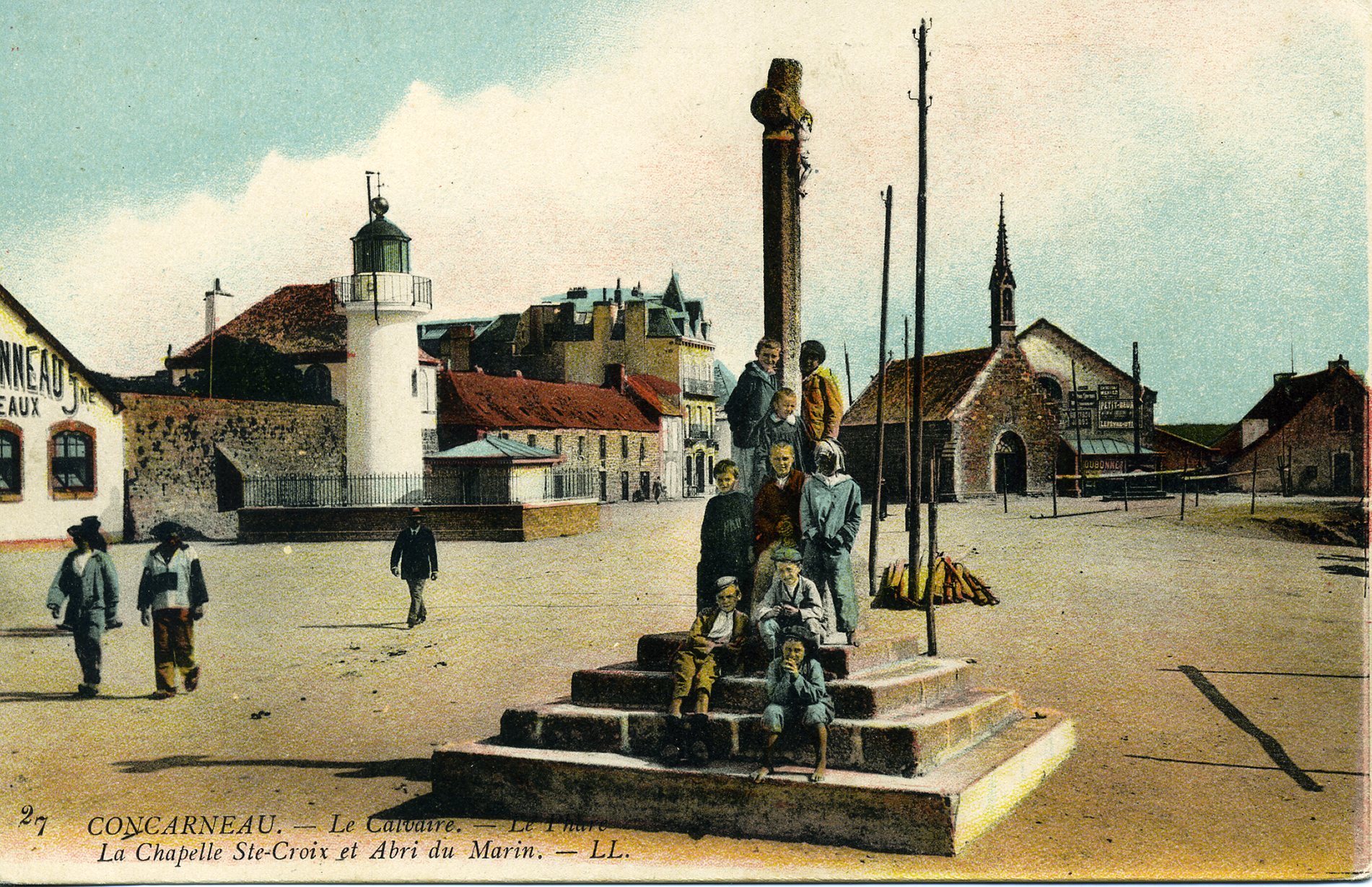 Vue générale sur la place : le calvaire, le phare de la Croix et la chapelle Notre-Dame du bon secours