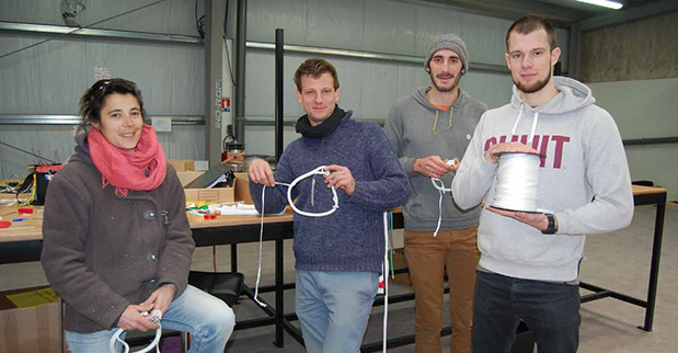 Thibault Reinhart (au centre), le patron d'Ino-Rope, entouré d'une partie de ses salariés, dans l'atelier de fabrication de l'entreprise.